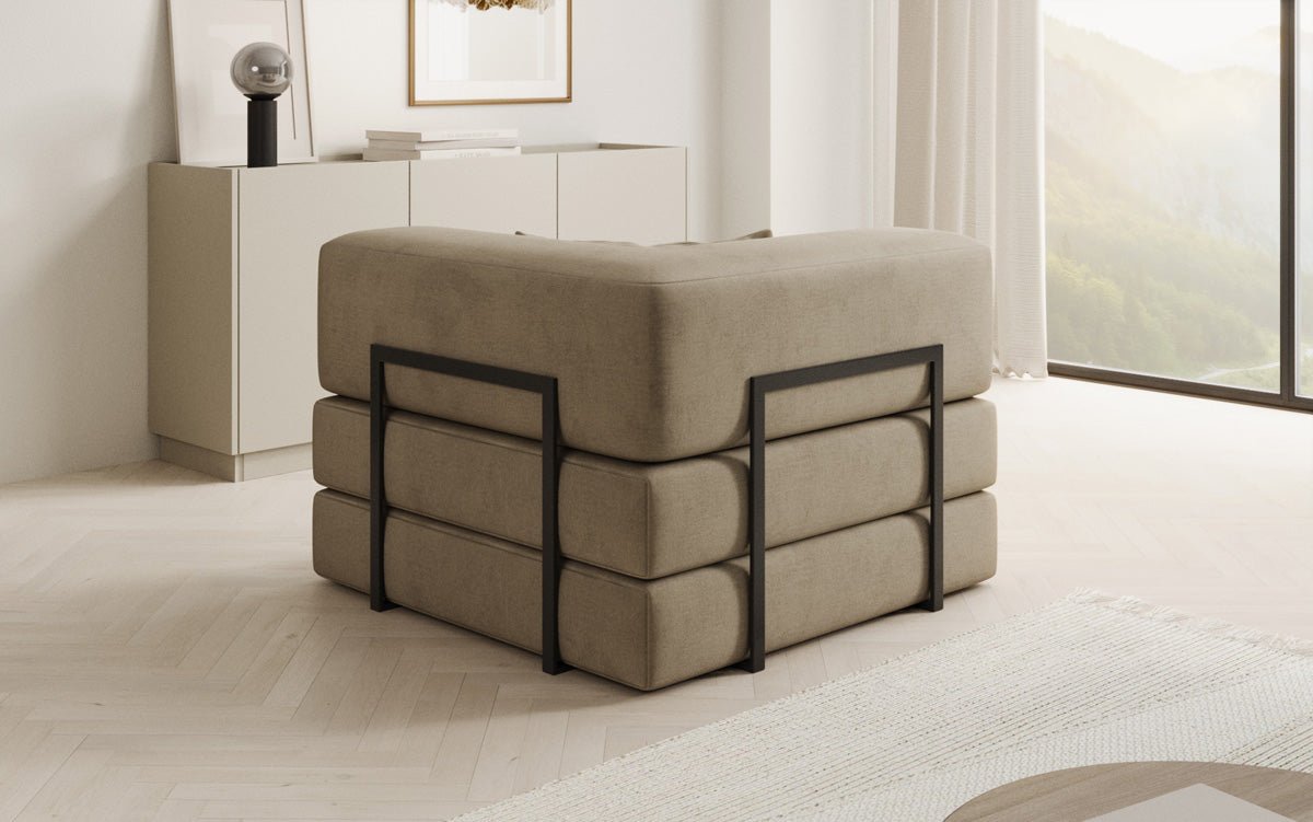 Projektowany fotel Lazy w aksamitnej tapicerce