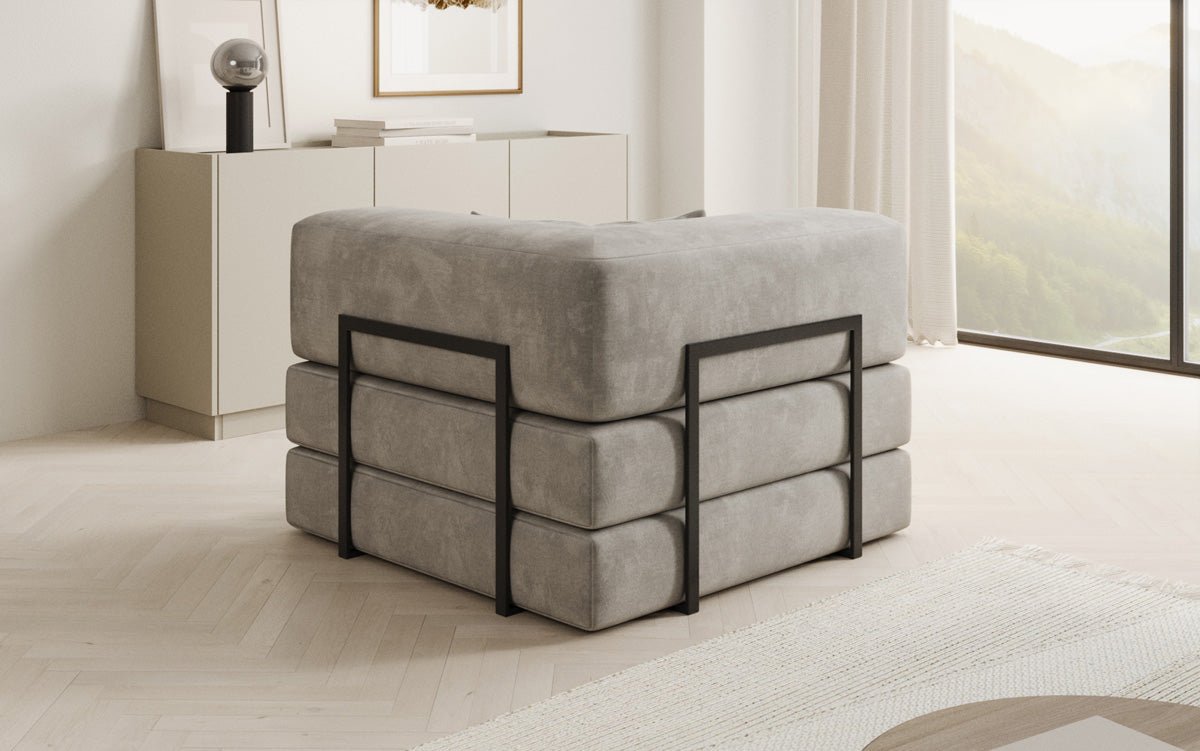 Projektowany fotel Lazy w aksamitnej tapicerce