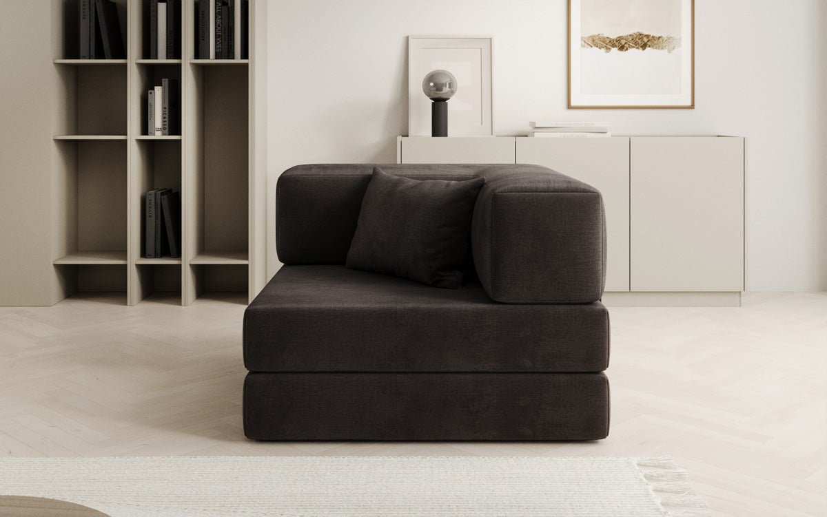 Projektowany fotel Lazy w aksamitnej tapicerce