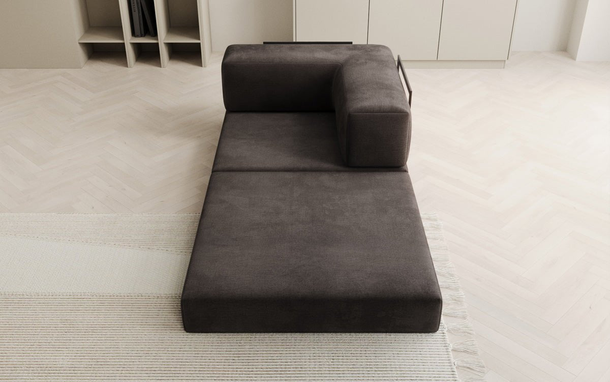 Projektowany fotel Lazy w aksamitnej tapicerce