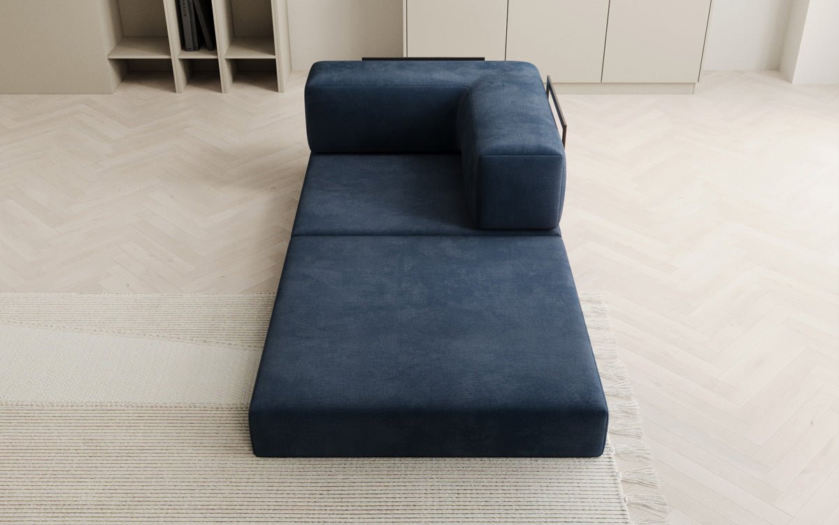 Projektowany fotel Lazy w aksamitnej tapicerce