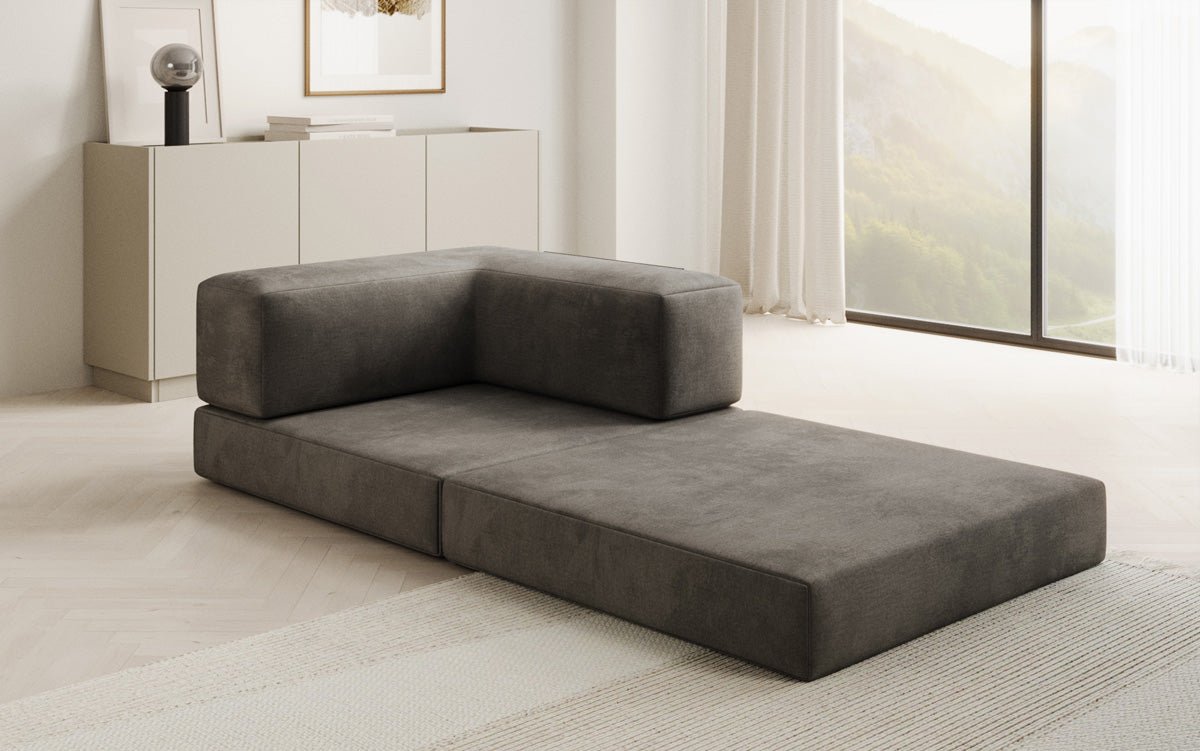 Projektowany fotel Lazy w aksamitnej tapicerce